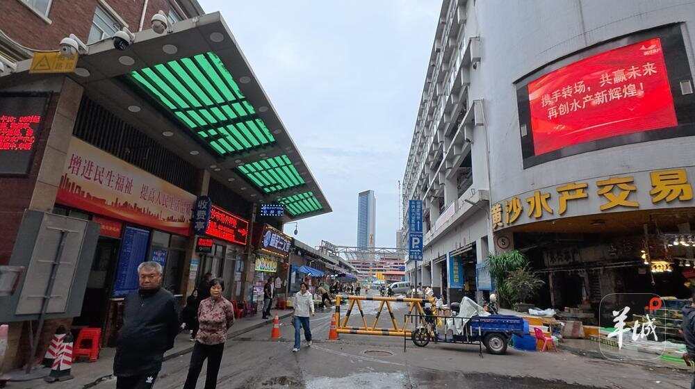  以往拥挤的市场道路畅通了，市场路面变得干爽