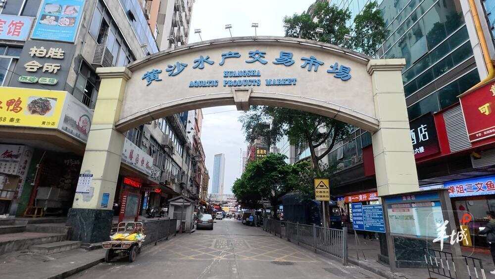  以往拥挤的市场道路畅通了，市场路面变得干爽