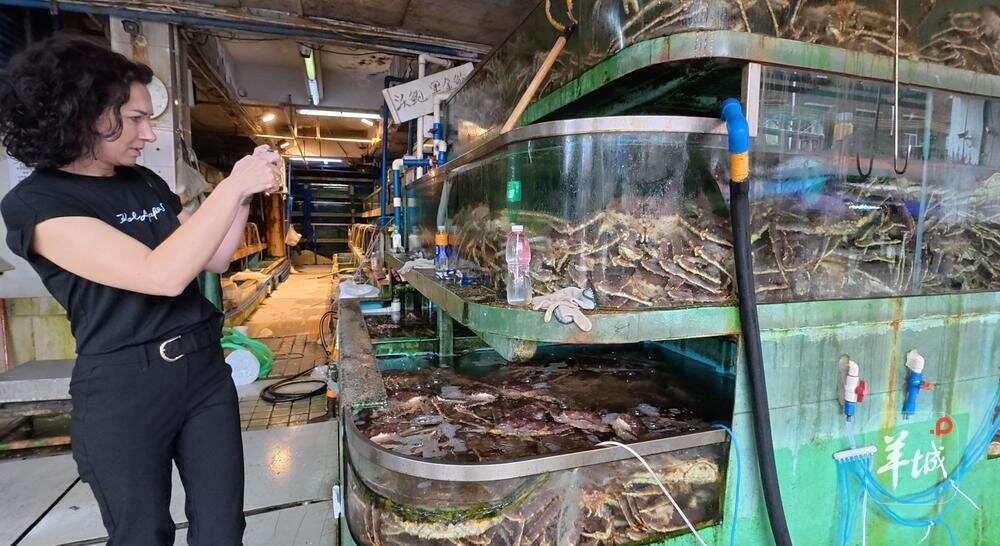  有外国游客在零售档“打卡”