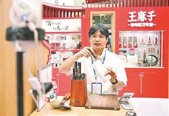  刀博会现场参展商正在介绍刀具　梁文栋 摄