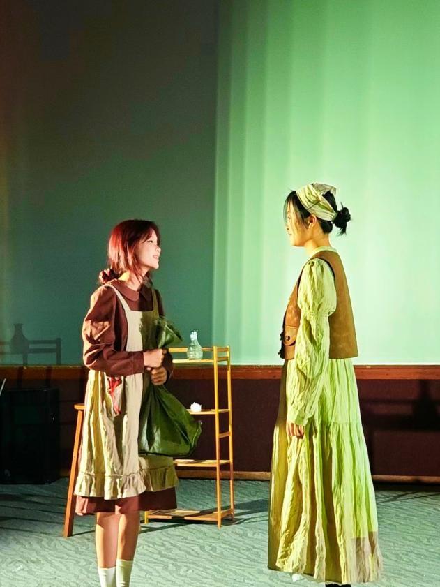 演员刘维荣、王蔚、韦静颐、郝嘉怡等表演话剧《凛冬》  演员刘维荣、王蔚、韦静颐、郝嘉怡等表演话剧《凛冬》