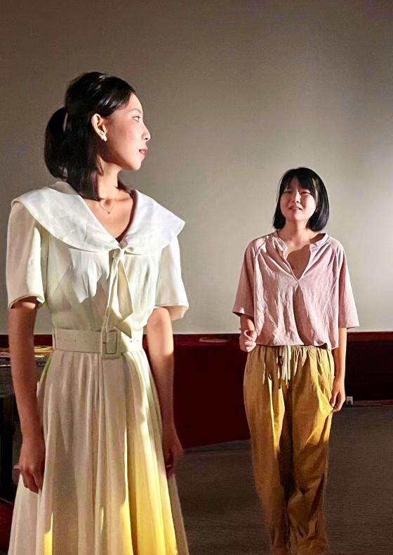 演员周英绮、潘晔、陈品馨、尹海同等演出《六月日记》  演员周英绮、潘晔、陈品馨、尹海同等演出《六月日记》