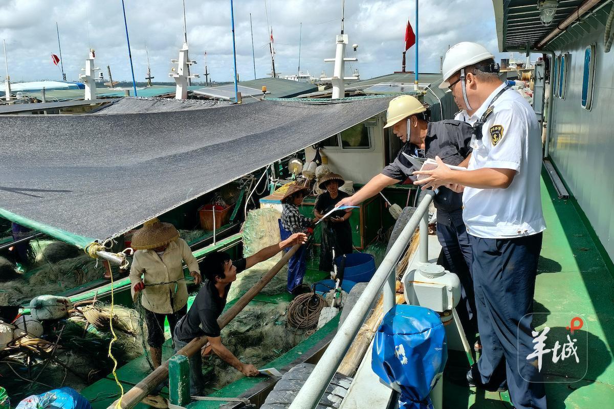 执法人员加强宣传引导。通讯员 马伟 摄
