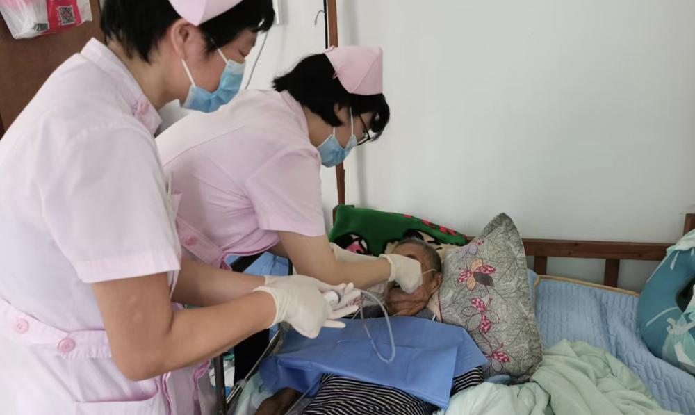 医护人员上门提供更换胃管服务