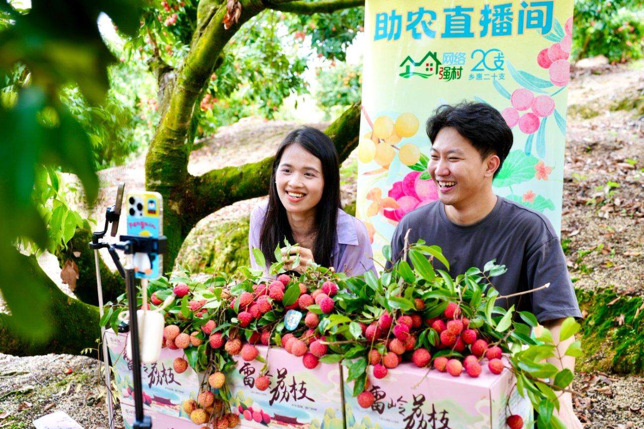 雷岭果园里设置乡村直播间,助力雷岭荔枝丰产又丰收