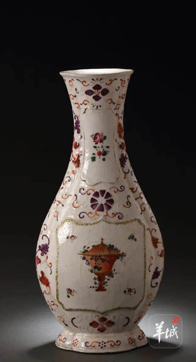 乾隆广彩浆胎花卉奖杯纹瓜棱扁瓶 乾隆广彩浆胎花卉奖杯纹瓜棱扁瓶