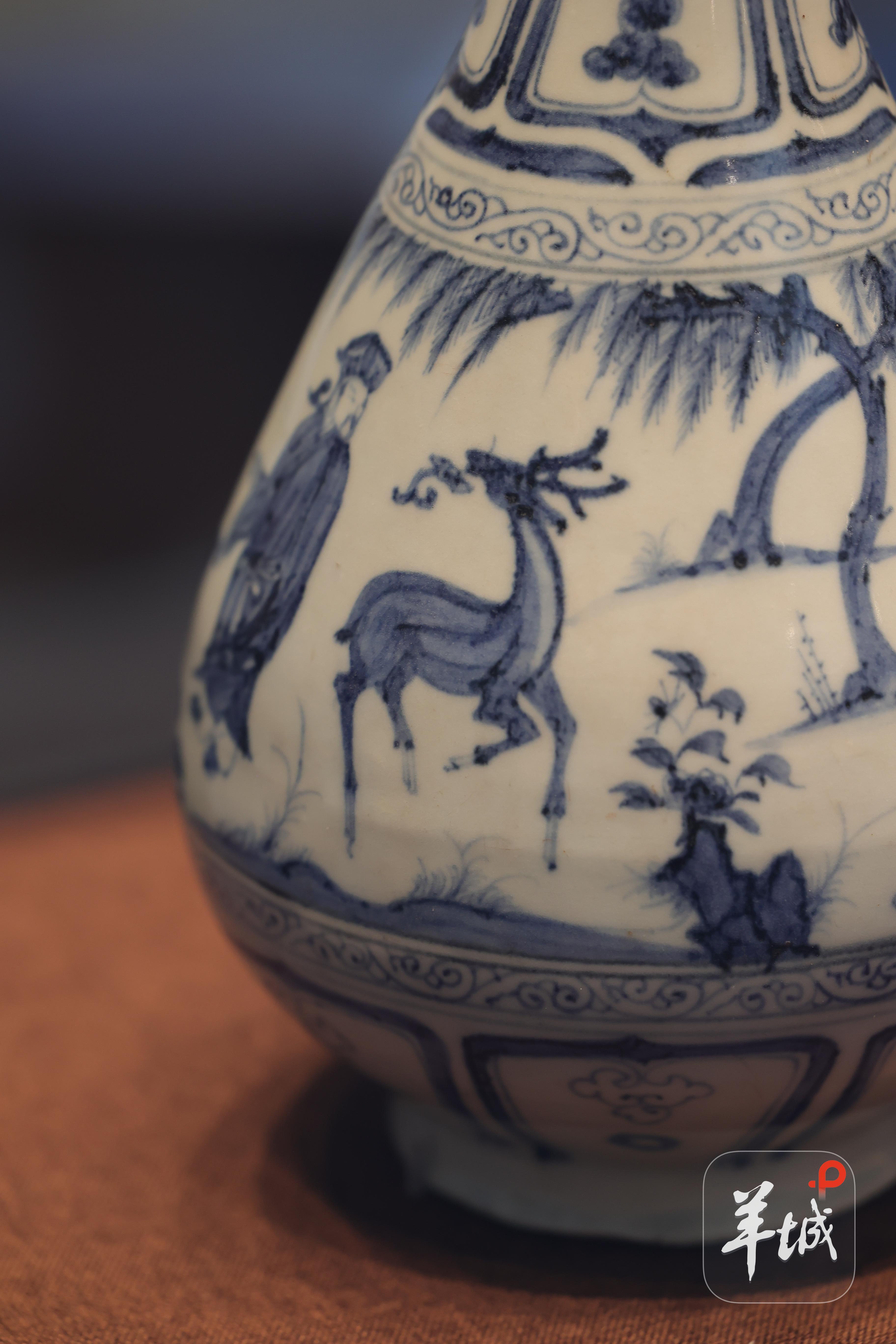 元青花人物图玉壶春瓶(局部) 元青花人物图玉壶春瓶(局部)