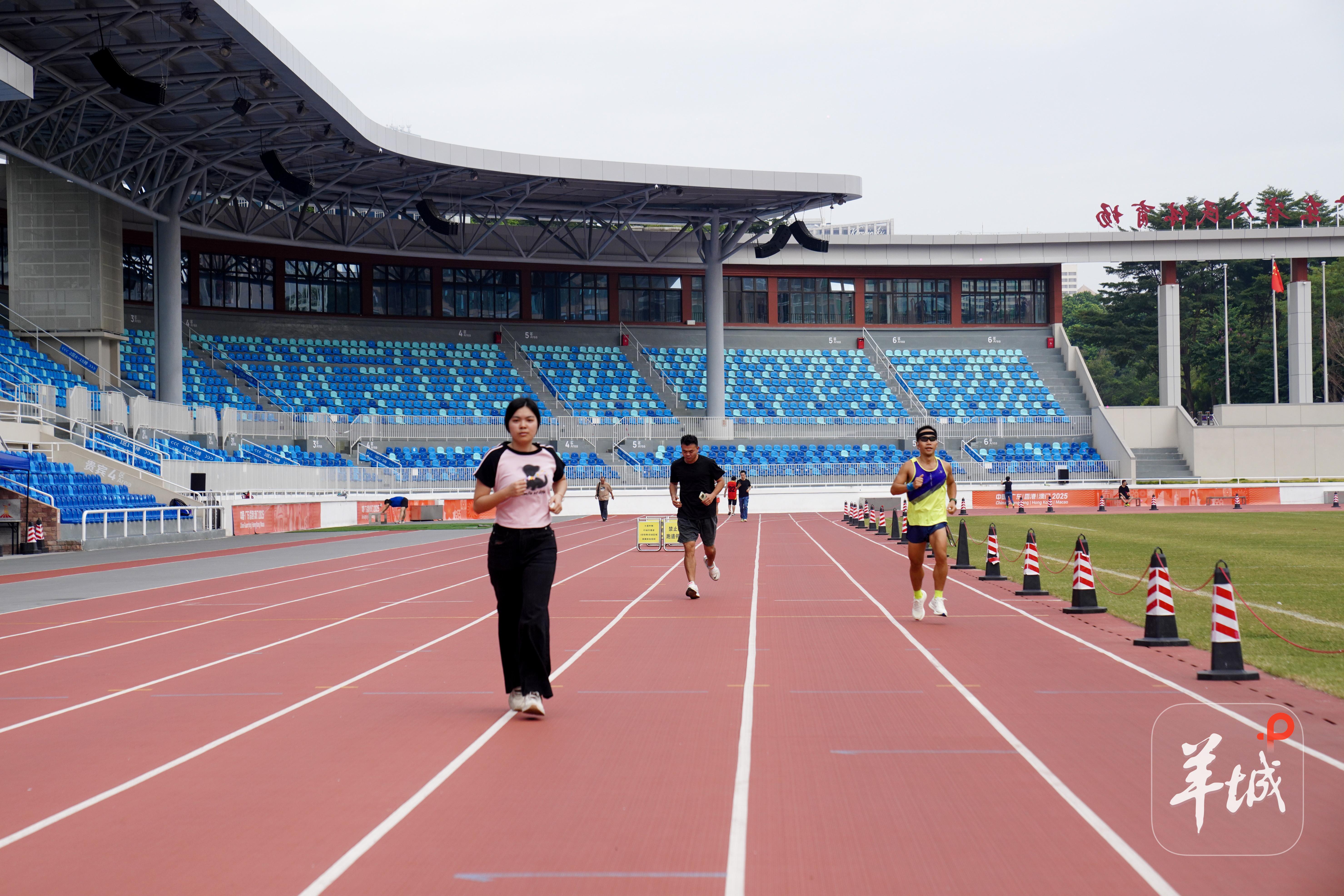 2025年10月30日，市民在广东省人民体育场锻炼
