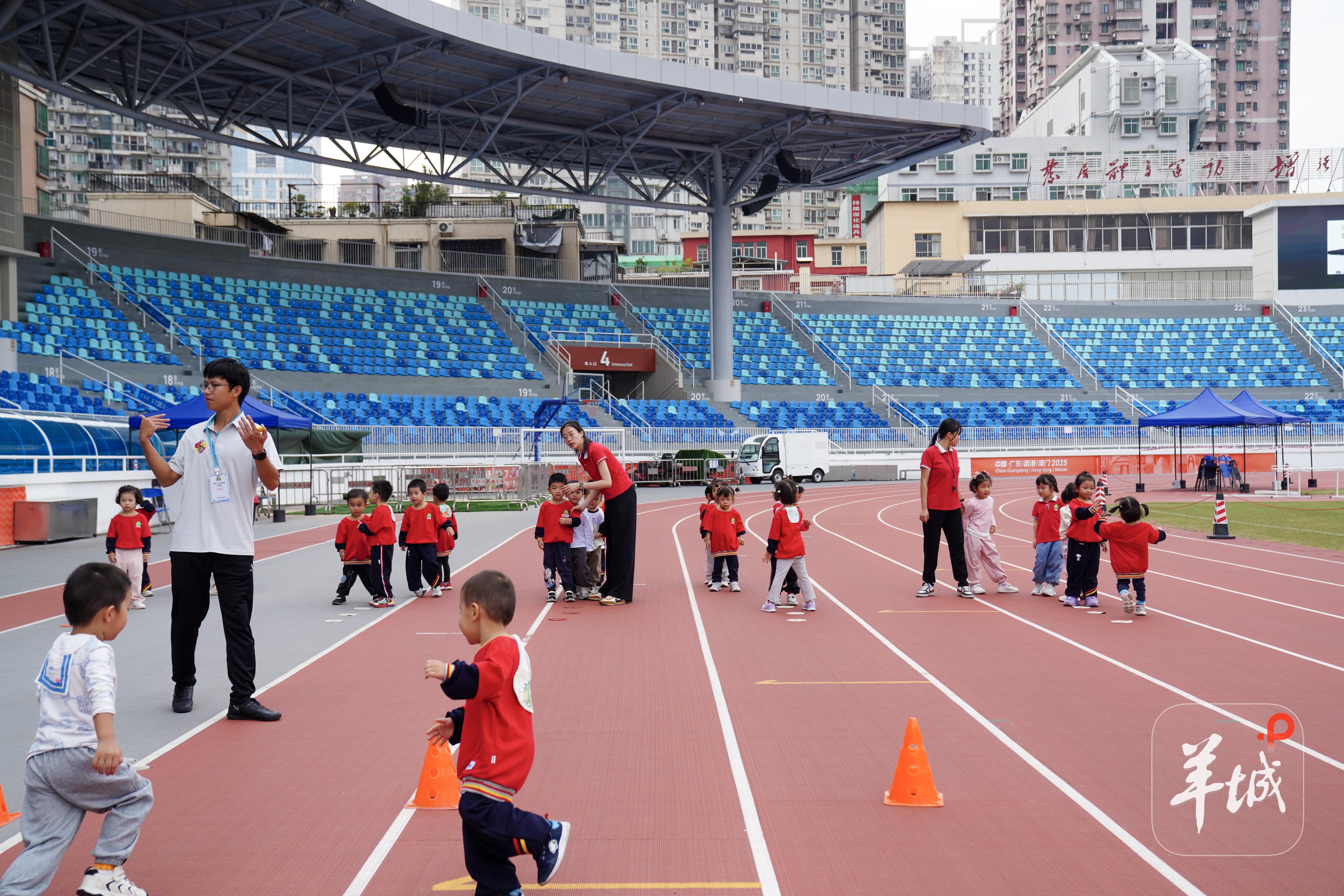 2025年10月30日，小朋友在广东省人民体育场进行体育活动