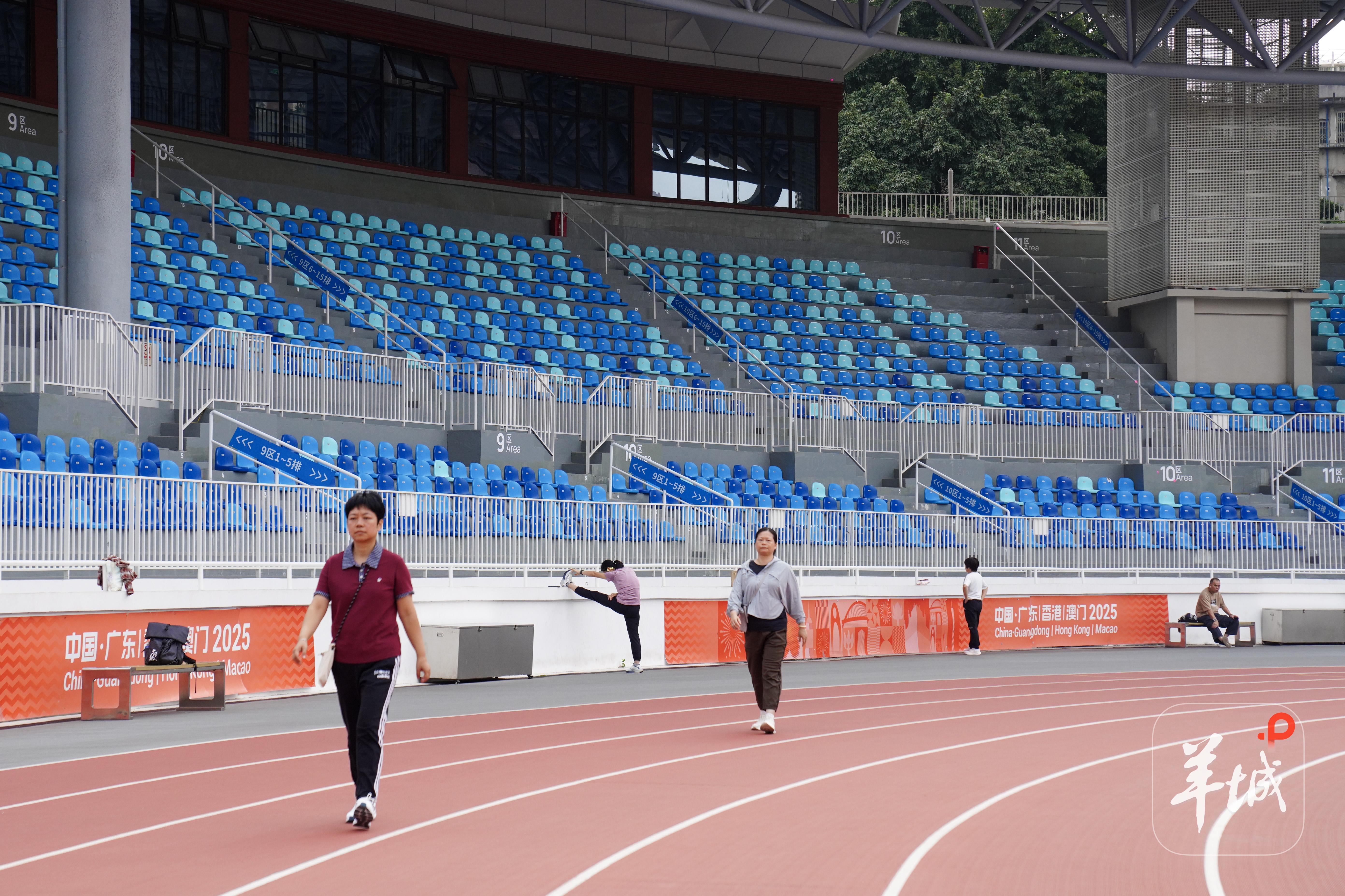 2025年10月30日，市民在广东省人民体育场锻炼
