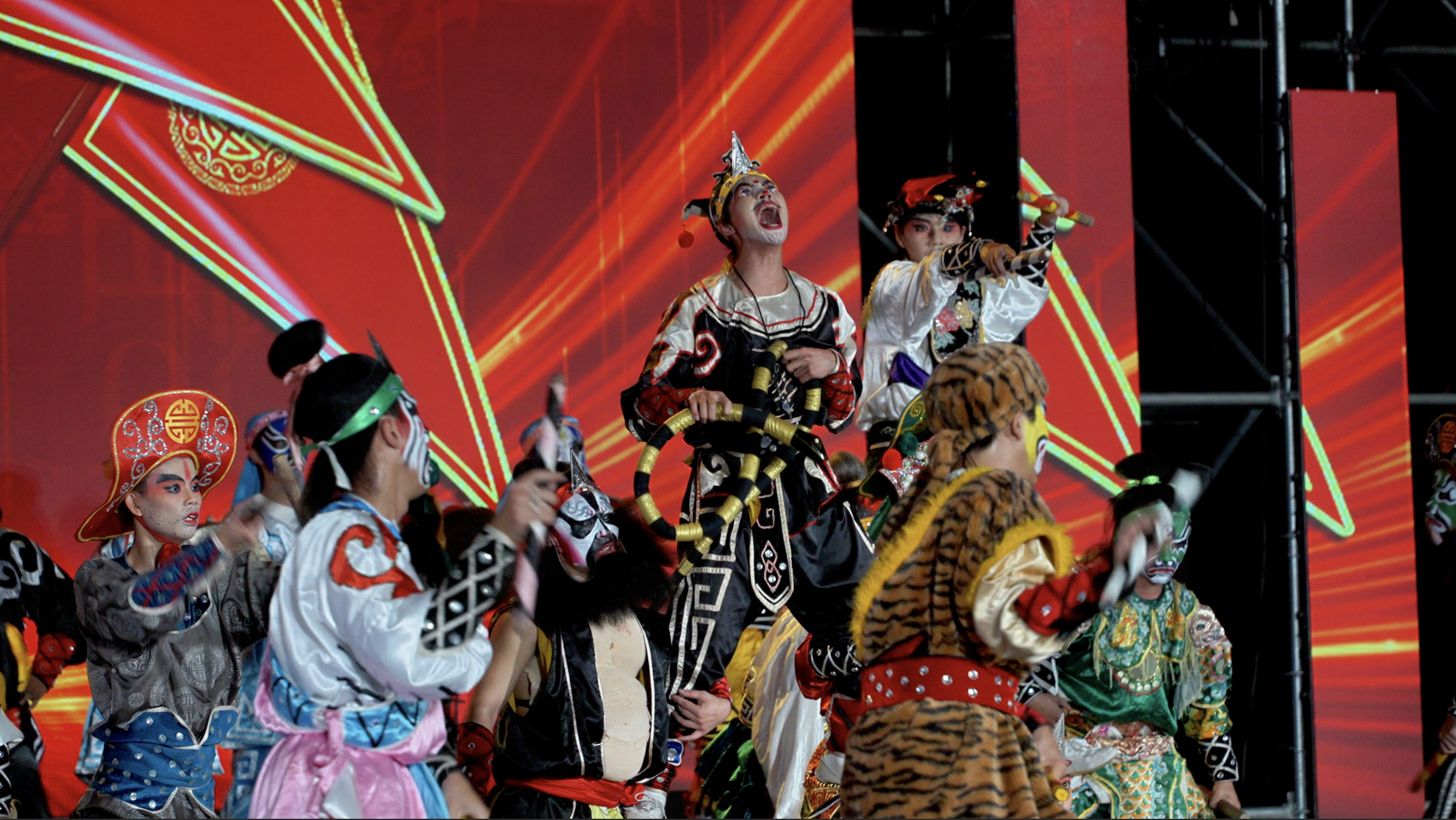  11月7日晚，振奋人心的英歌汇演现场