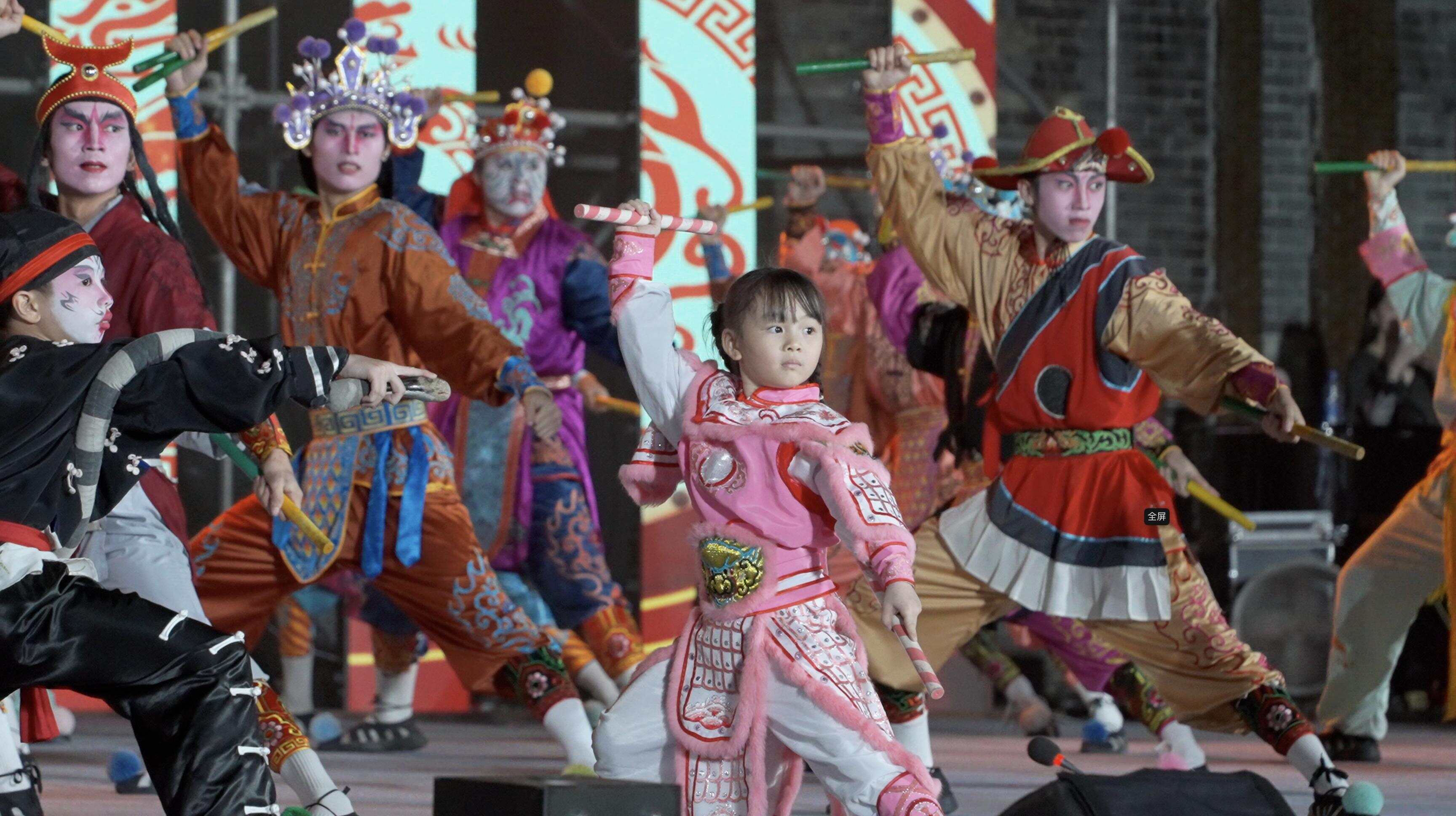  “英歌小女孩”庄恩琪与英歌队合作亮相