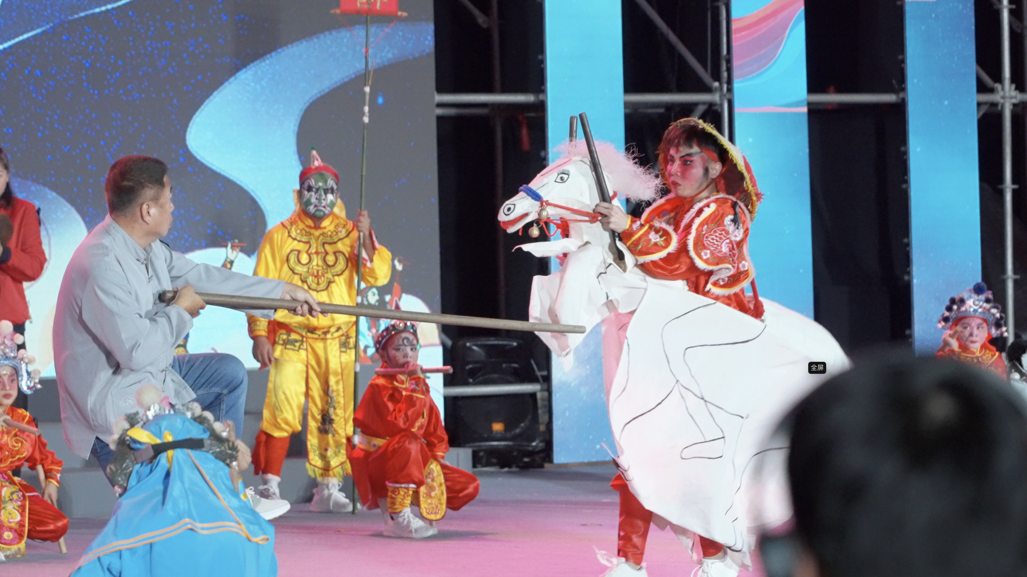  泰国春武里府文益学校英歌队带来“打布马”表演