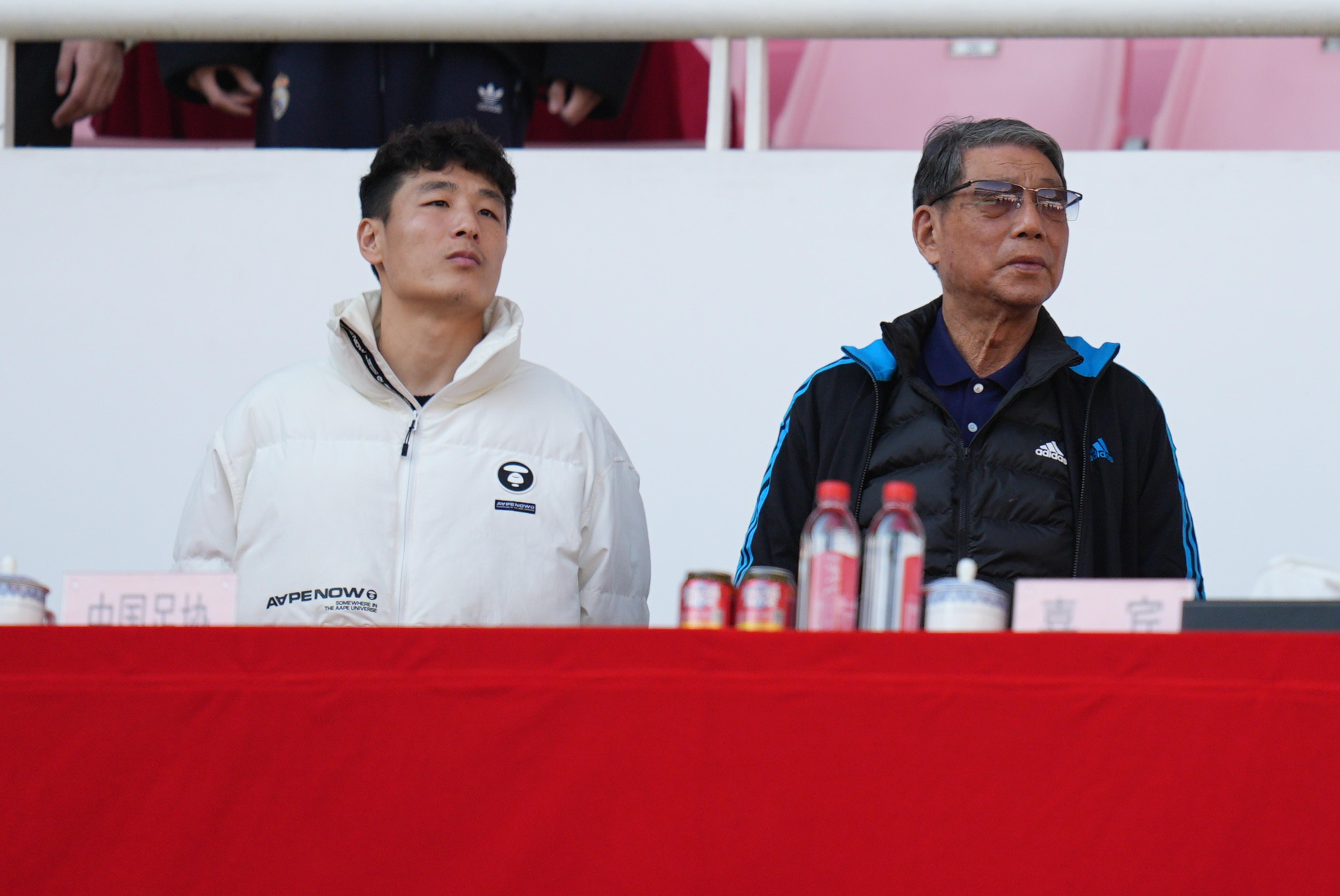 徐根宝（右） 资料图