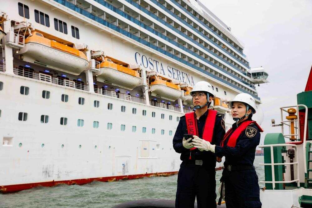 蛇口海关关员对“歌诗达·赛琳娜号”邮轮的船体外围进行检查