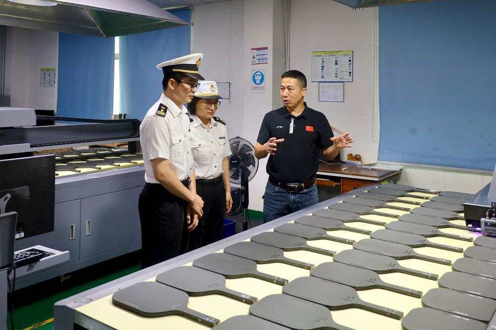 黄埔海关所属凤岗海关关员到清溪鑫硕复合材料科技有限公司了解匹克球拍研发情况