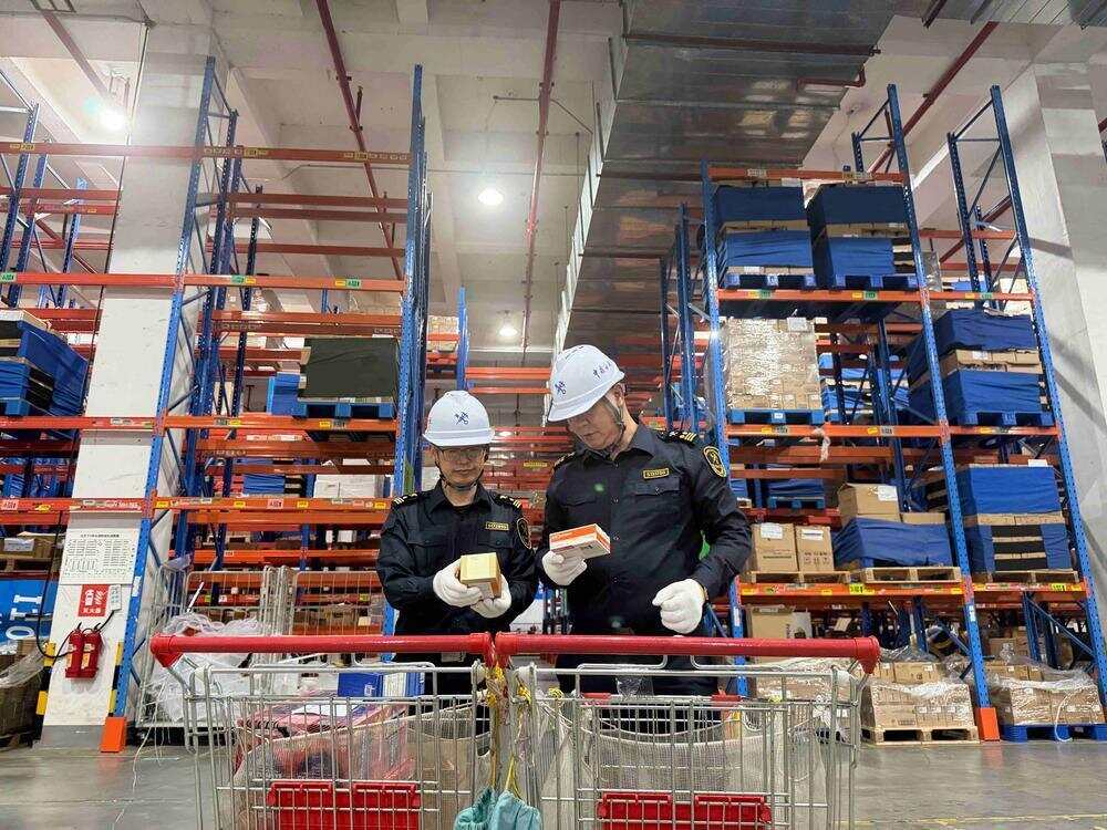 广州海关所属南沙海关关员在南沙综保区跨境电商仓库对即将分拣的跨境电商商品进行监管