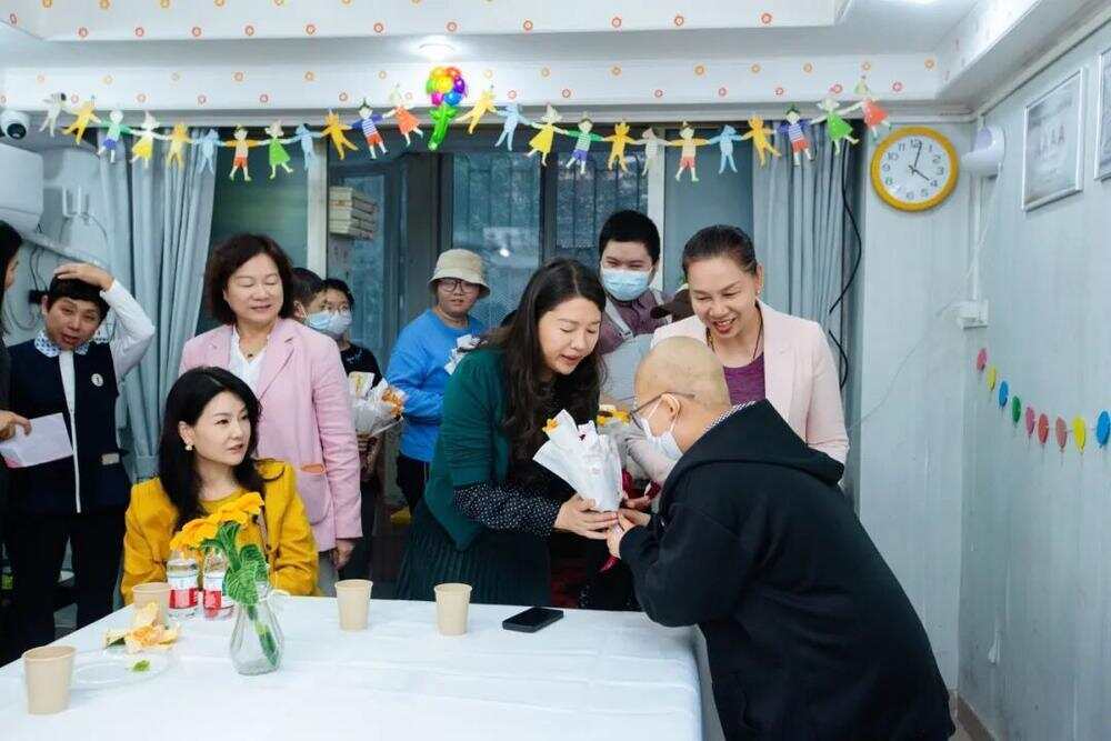 患儿亲手送上了感谢礼物