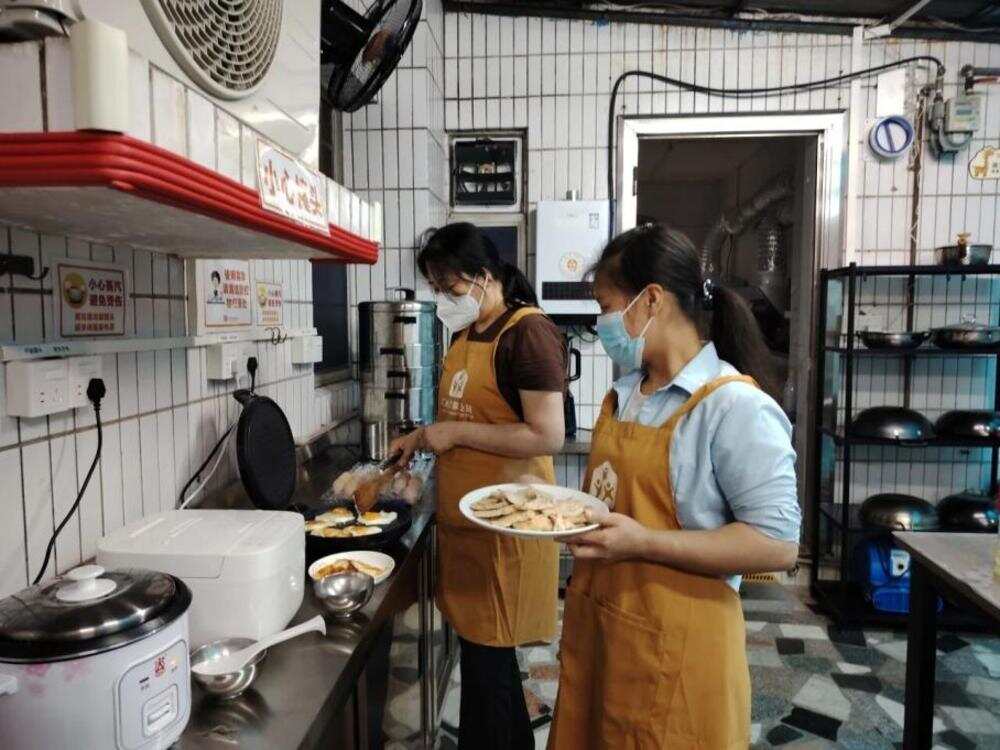 受助家庭在“乐膳小厨”烹饪
