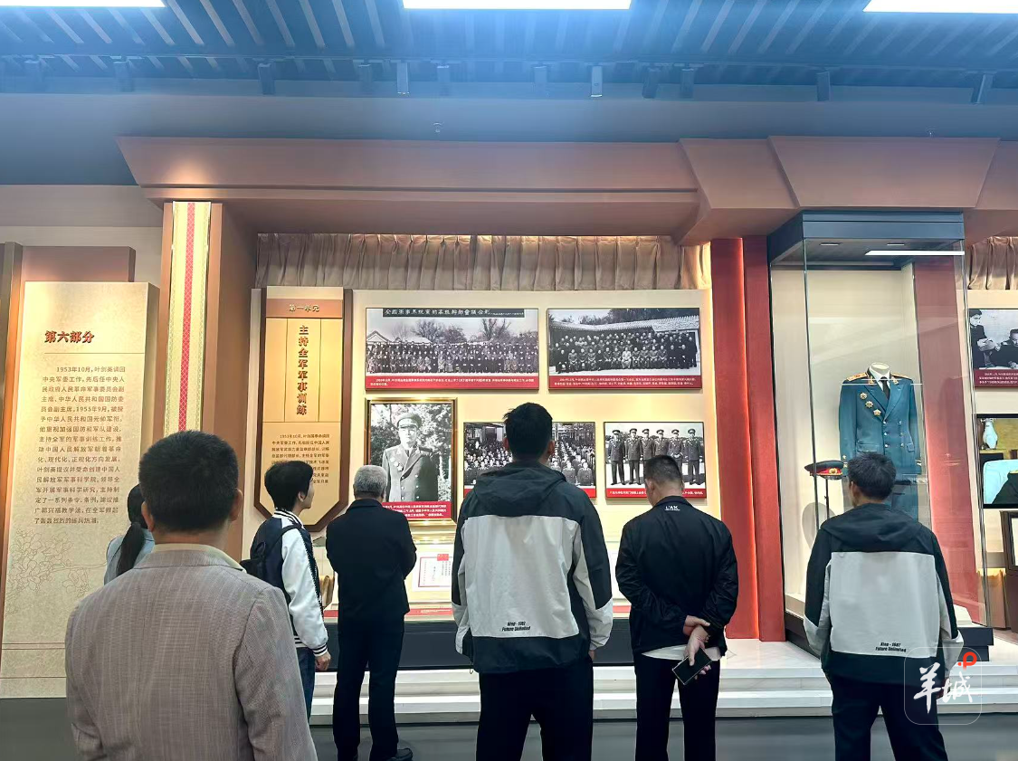 游客参观纪念馆