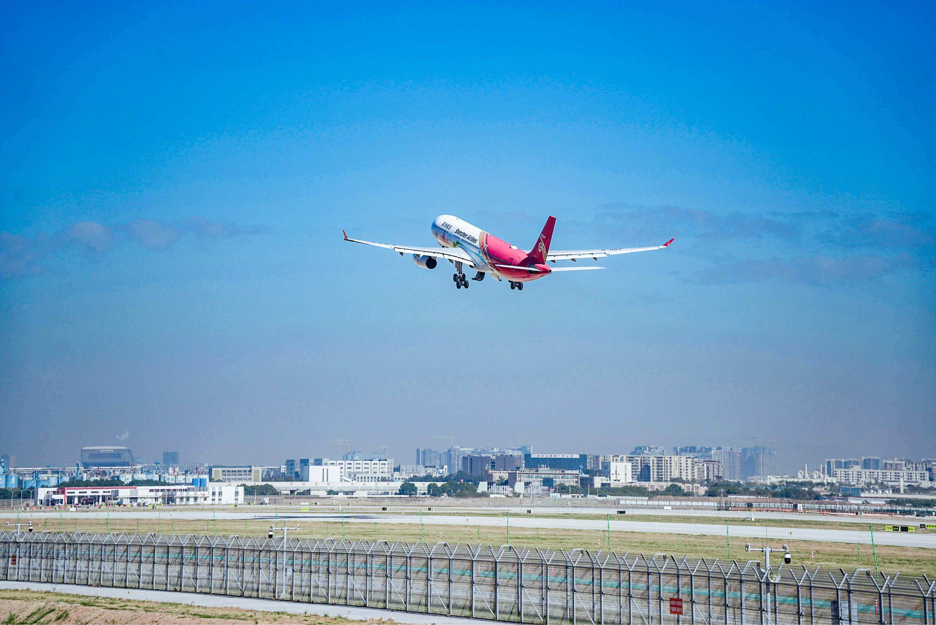 三跑道首架运营航班起飞
