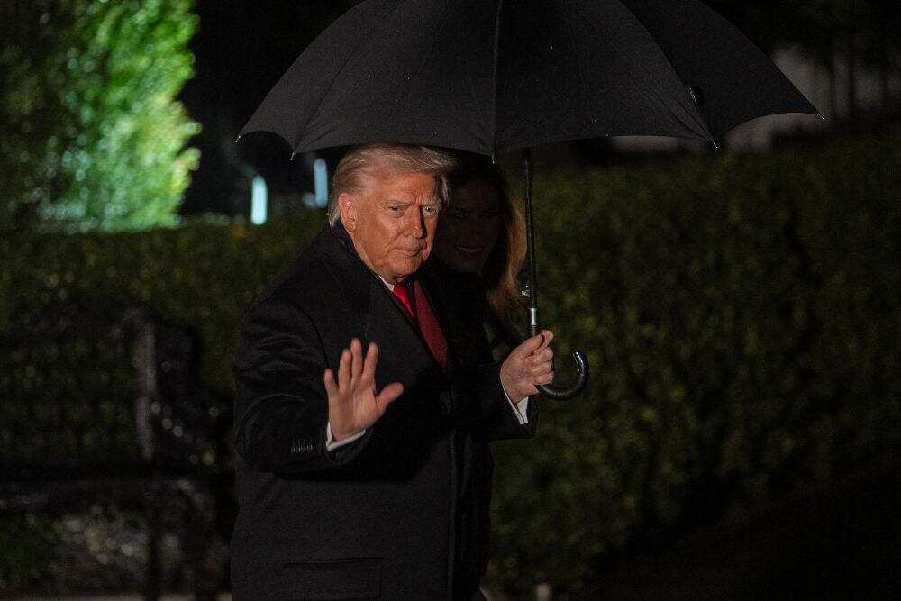 11月25日，在美国首都华盛顿，美国总统特朗普离开白宫。新华社记者胡友松摄