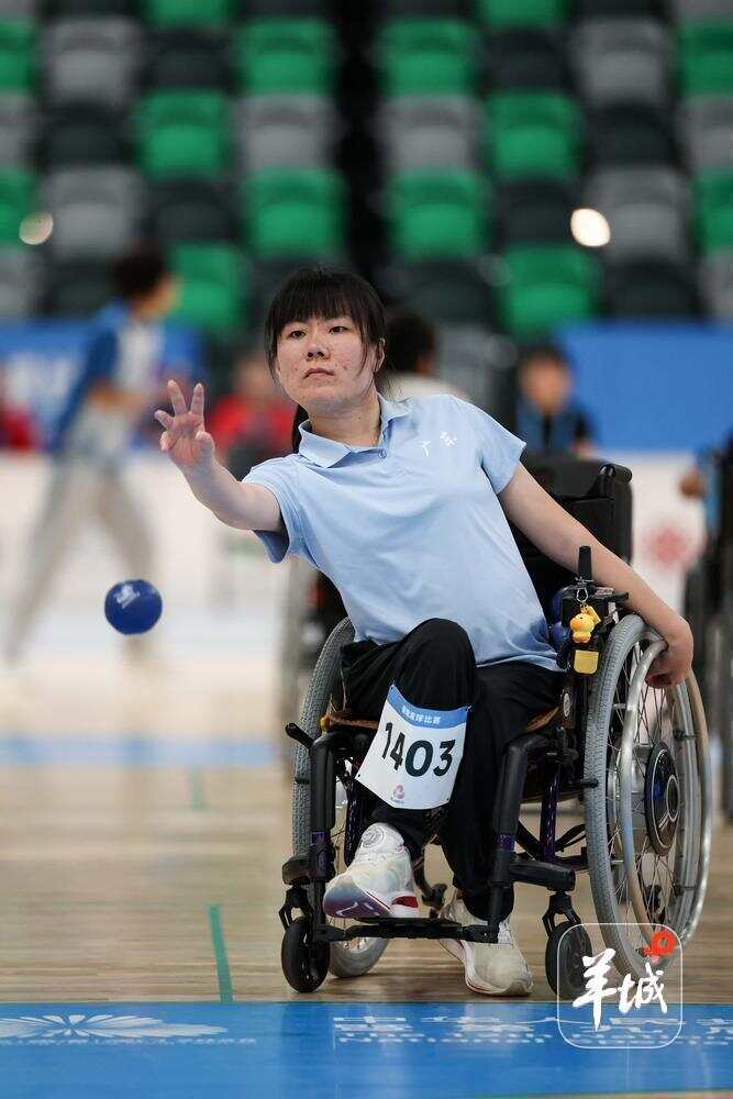 广东队选手林细妹在比赛中发球