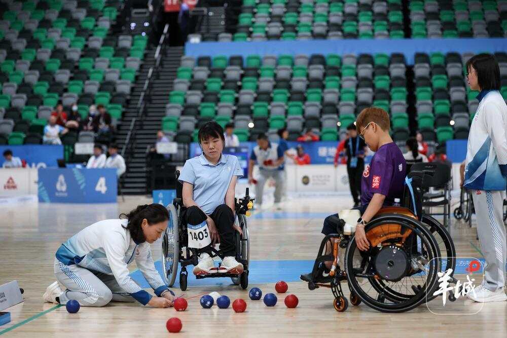 裁判员在比赛中核对得分情况
