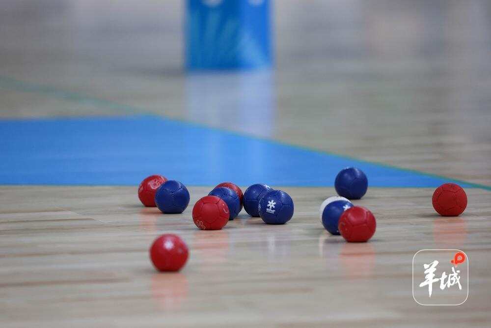 比赛场上的滚球