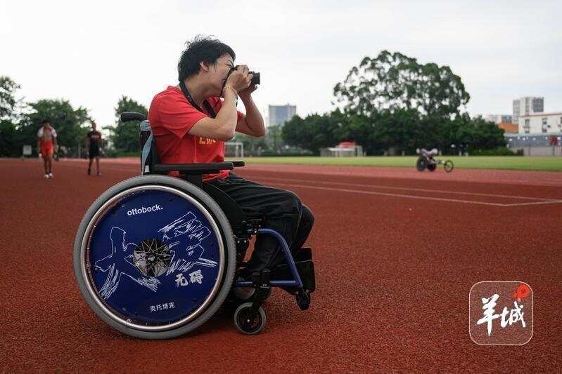 杨贝贝在训练基地拿着相机拍照