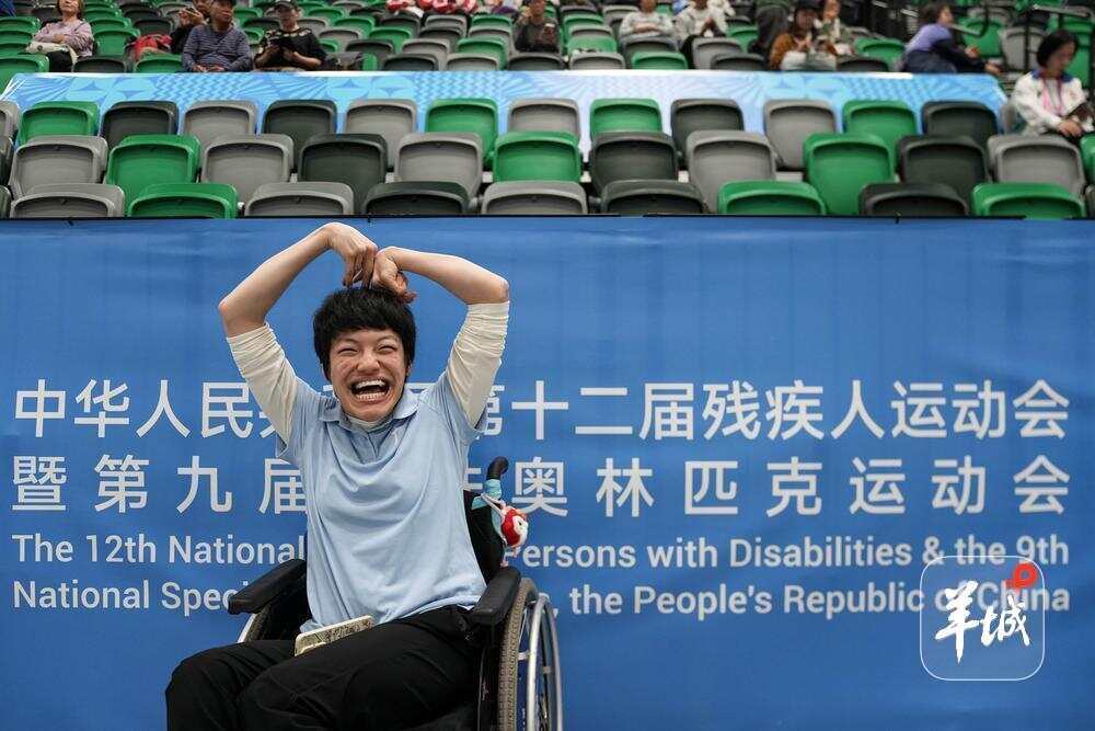 选手广东队杨贝贝在赛场上比心