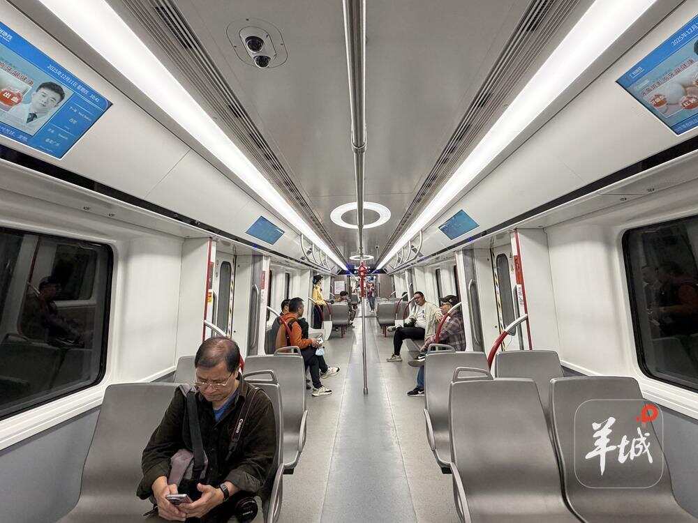 二十二号线列车内 严艺文 摄