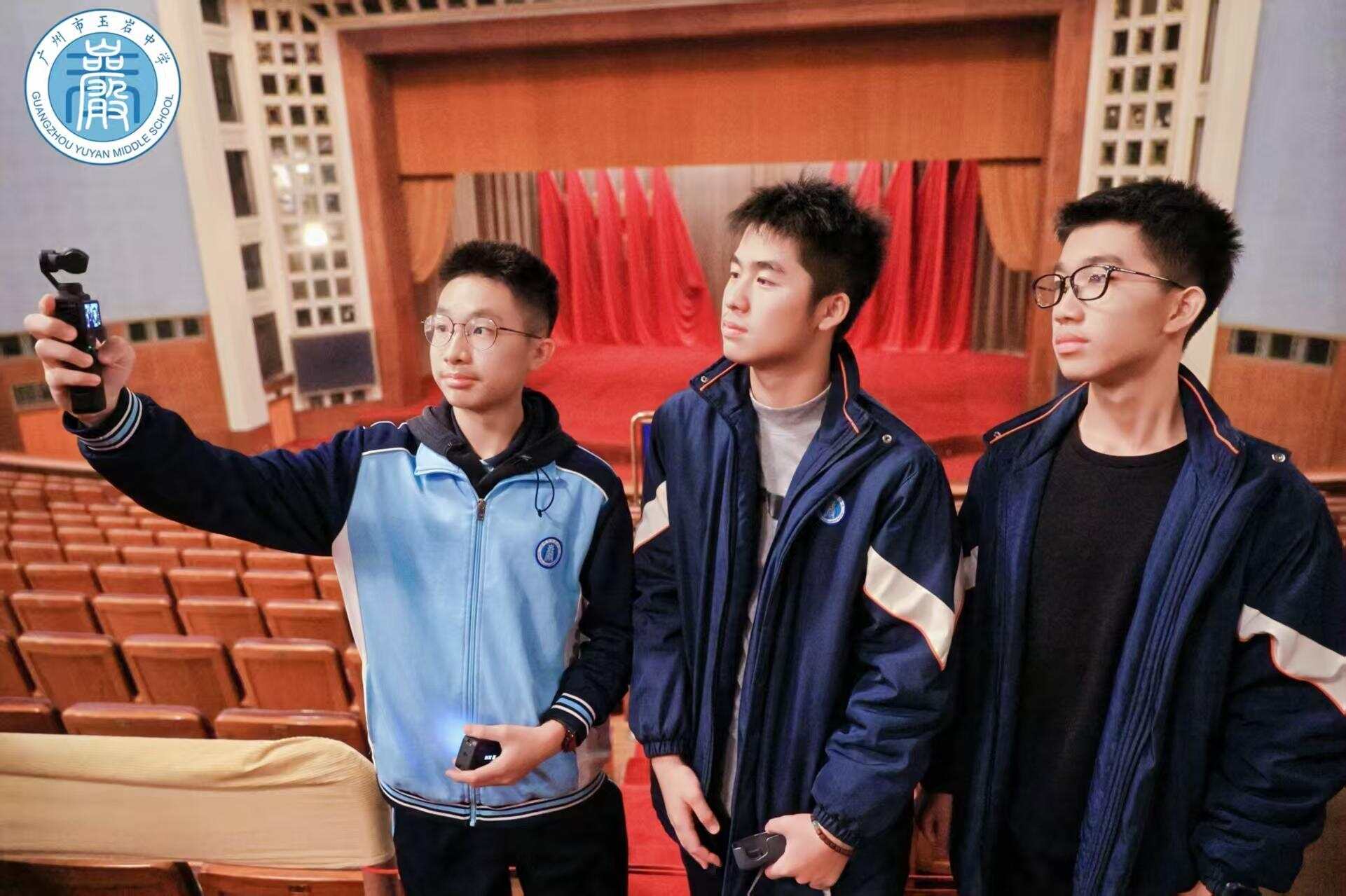 初二学生参观人民大会堂