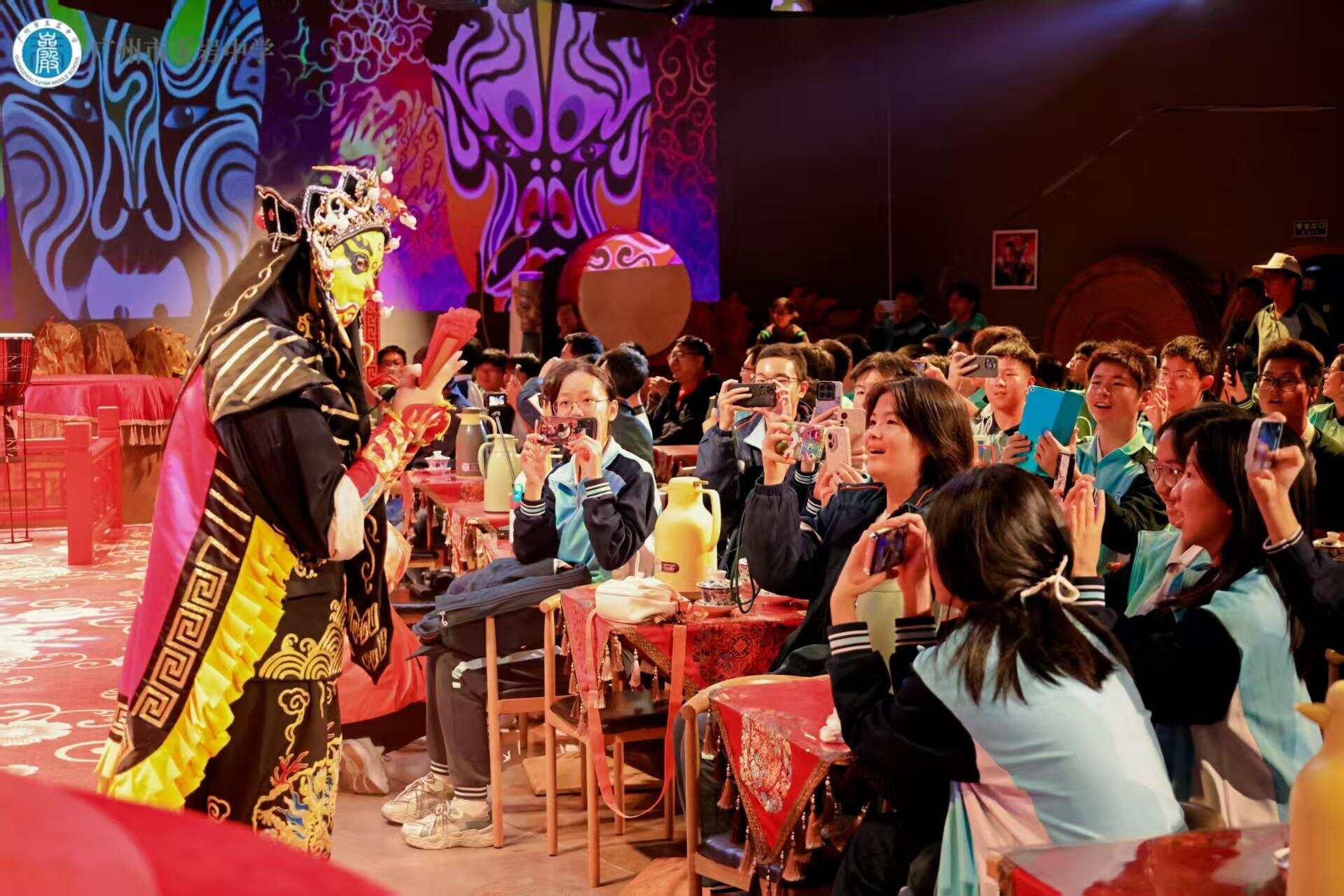 高二学生看川剧变脸表演