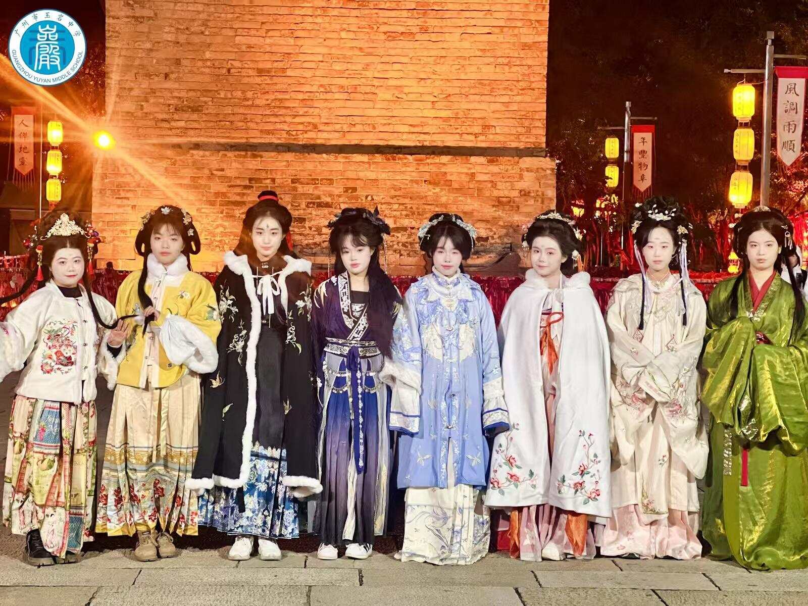 高一学生汉服游清明上河园