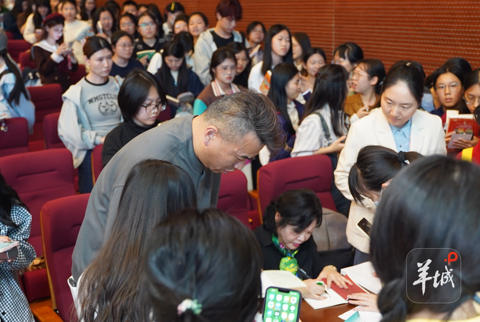 签售现场，读者排成长龙