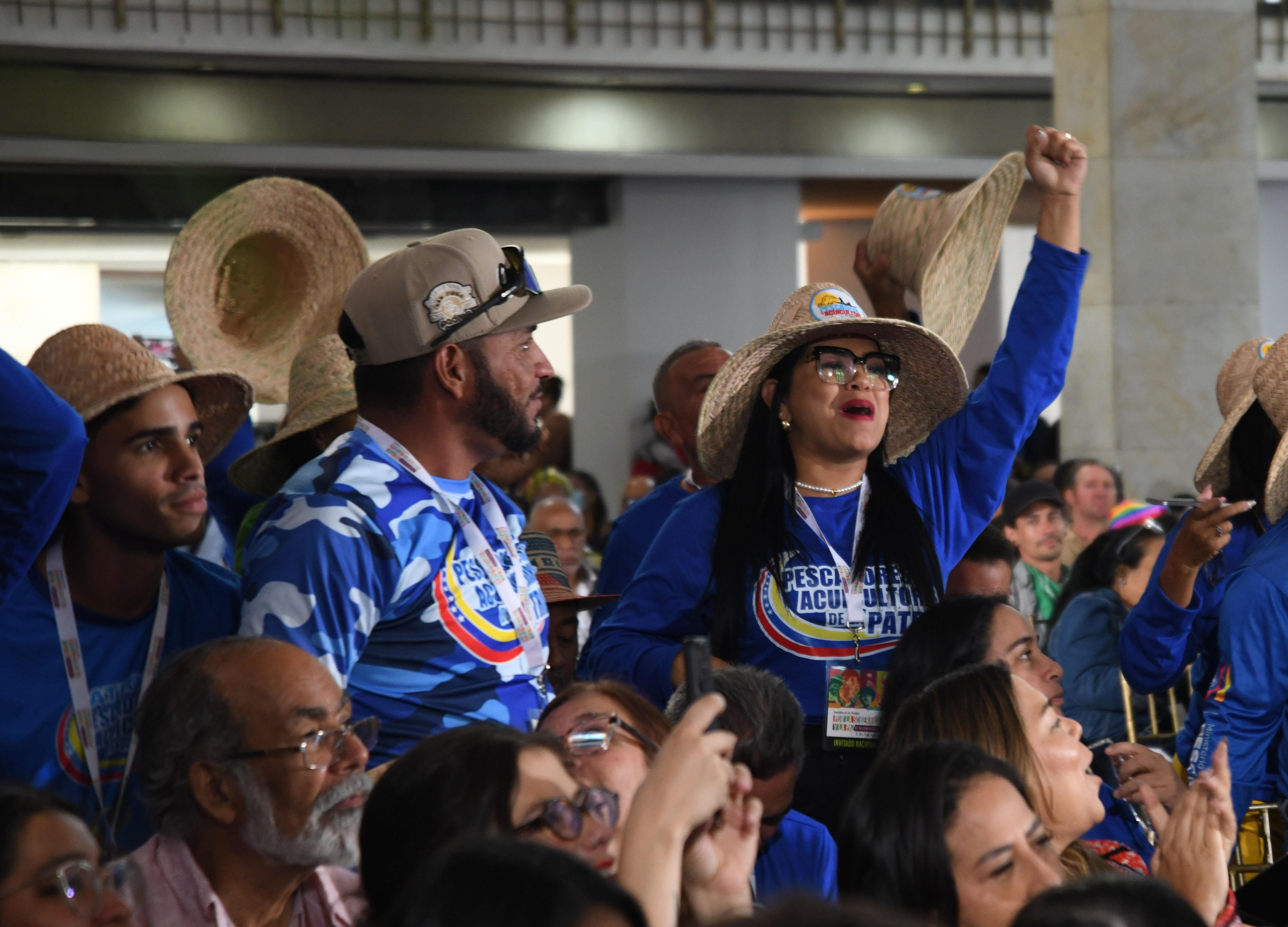 12月9日，人们在委内瑞拉首都加拉加斯参加“美洲主权与和平人民大会”开幕式（图/新华社）