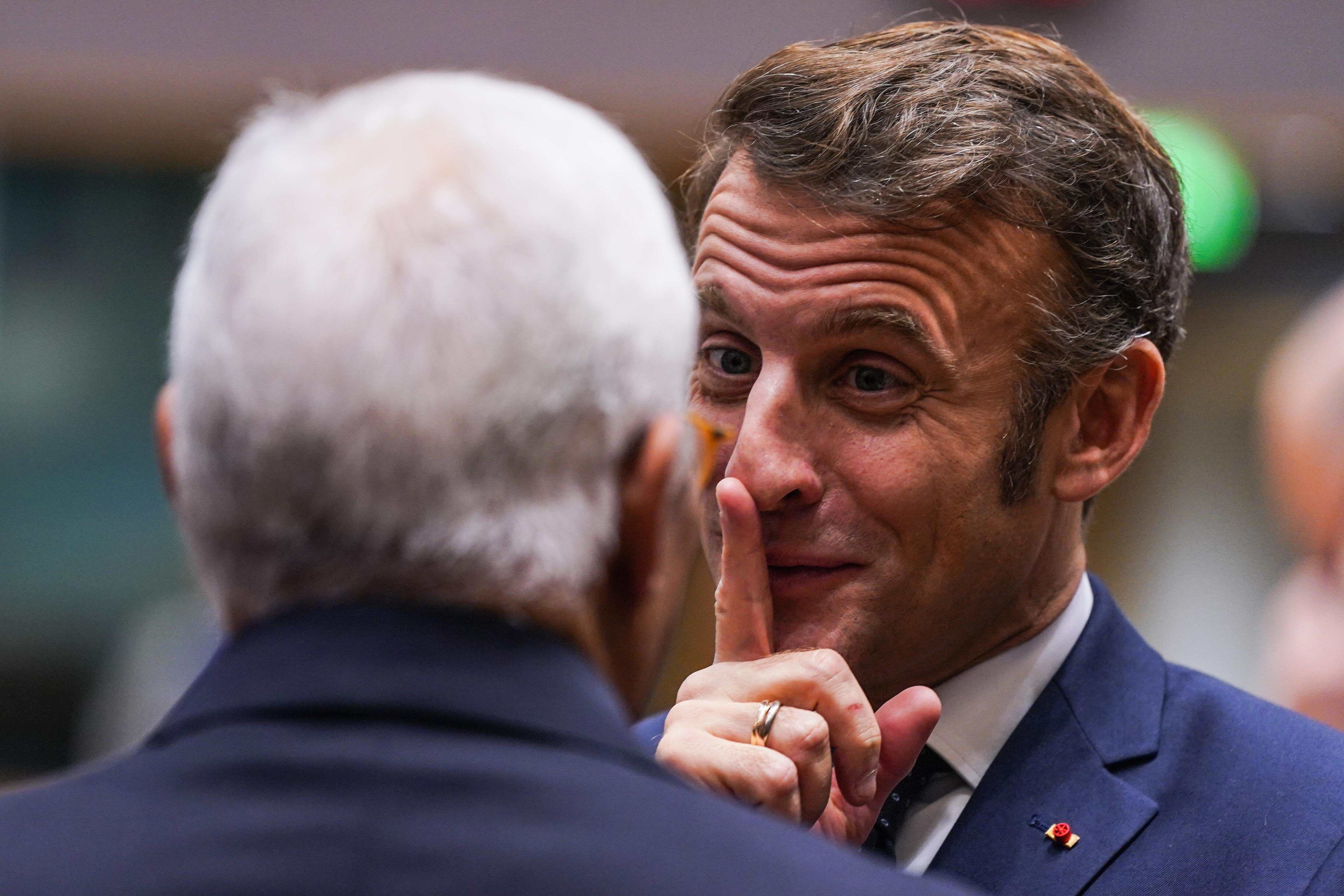 法国总统马克龙（右）在欧盟峰会现场（图/新华社）