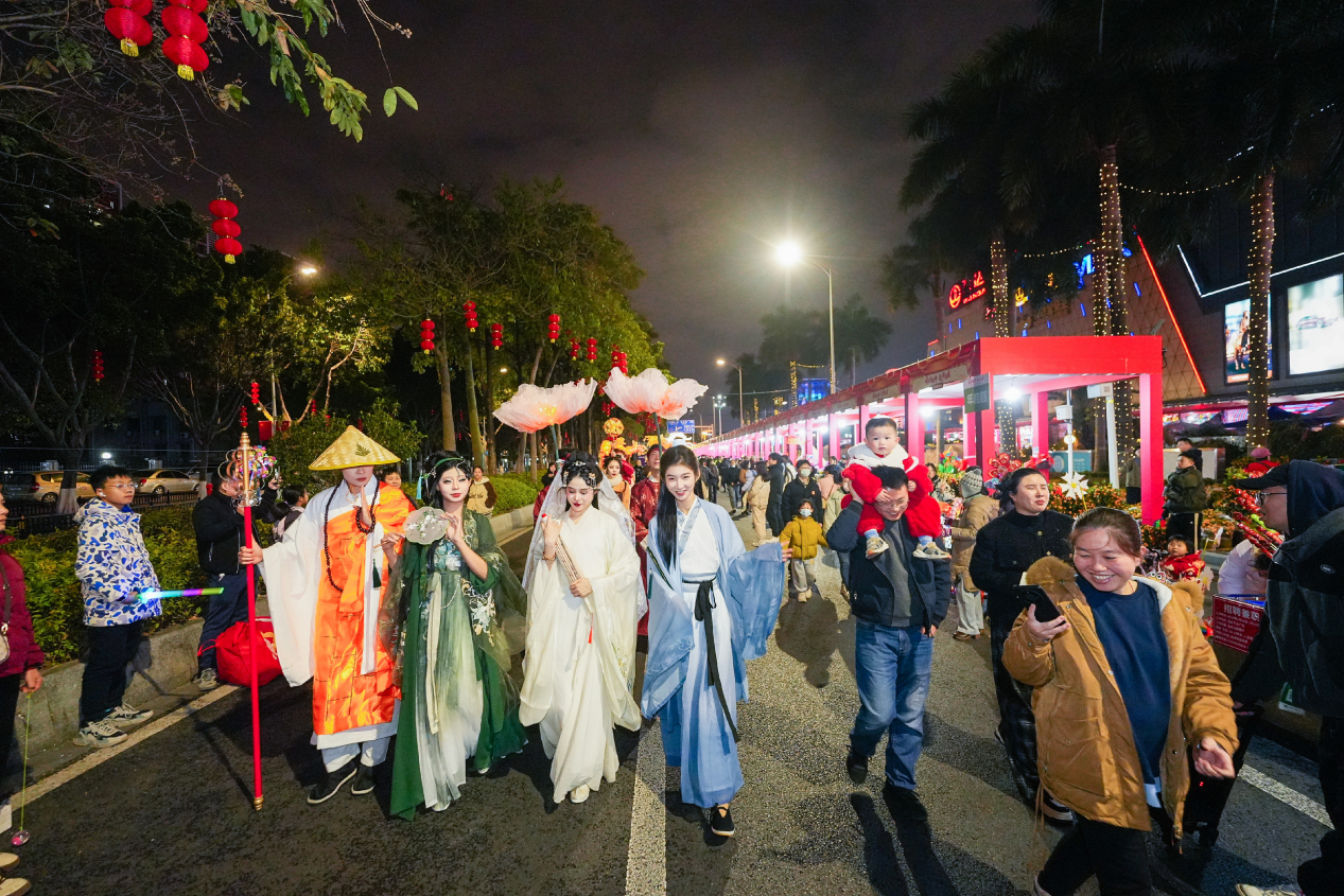 2025年白云花市NPC巡游“蛇”气十足,获评当年广州迎春花市“最佳创意”银奖。 2025年白云花市NPC巡游“蛇”气十足,获评当年广州迎春花市“最佳创意”银奖。