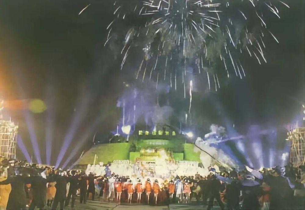 2001年1月1日零时,随着新世纪钟声的响起,北京中华世纪坛礼花齐放,万民欢腾。图/人民日报