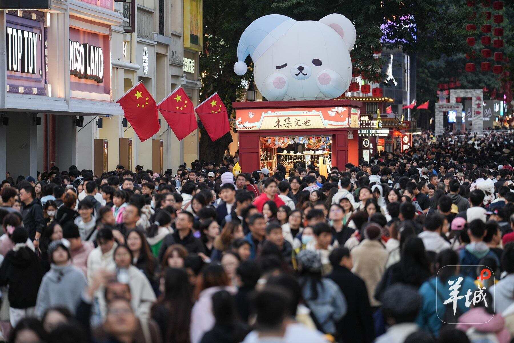 元旦假期第二日，广州北京路步行街逛街游客摩肩接踵。羊城晚报记者 曾育文 摄