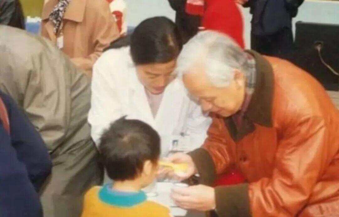 △已经73岁的顾方舟亲自给孩子喂糖丸