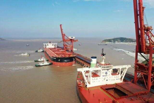 两艘40万吨矿船靠泊宁波舟山港鼠浪湖矿石中转码头（无人机照片）。新华社发（沈磊 摄）