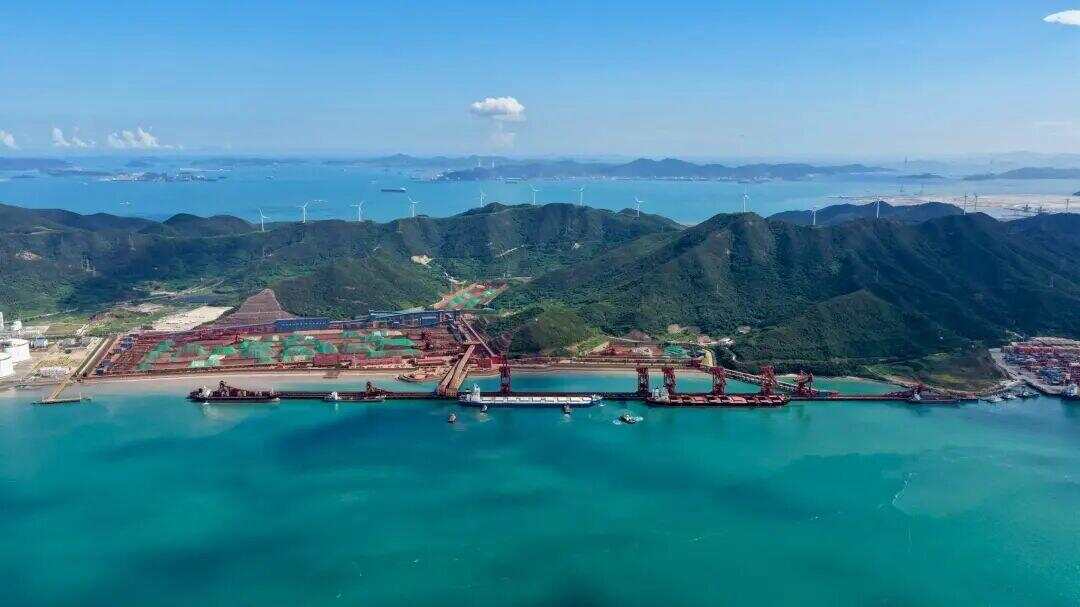 ▲矿石码头。陈鑫/摄