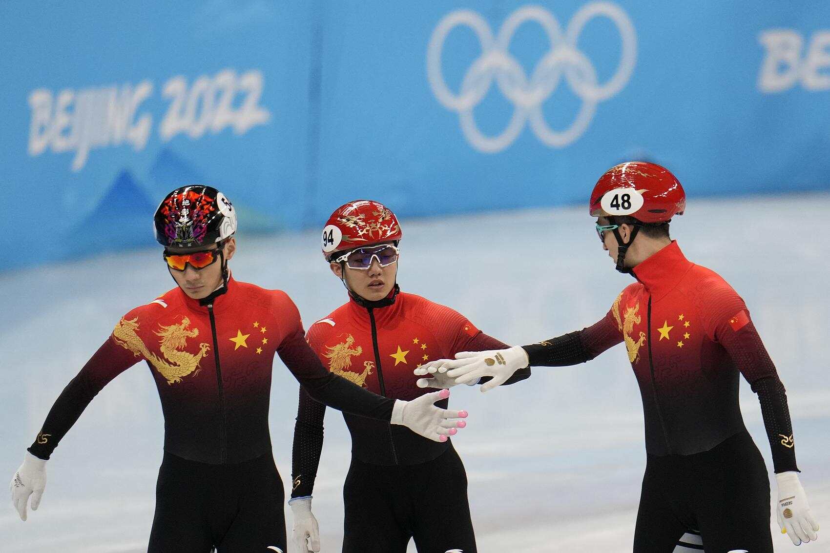 在北京冬奥会上，武大靖（右一）让团队拧成一股绳