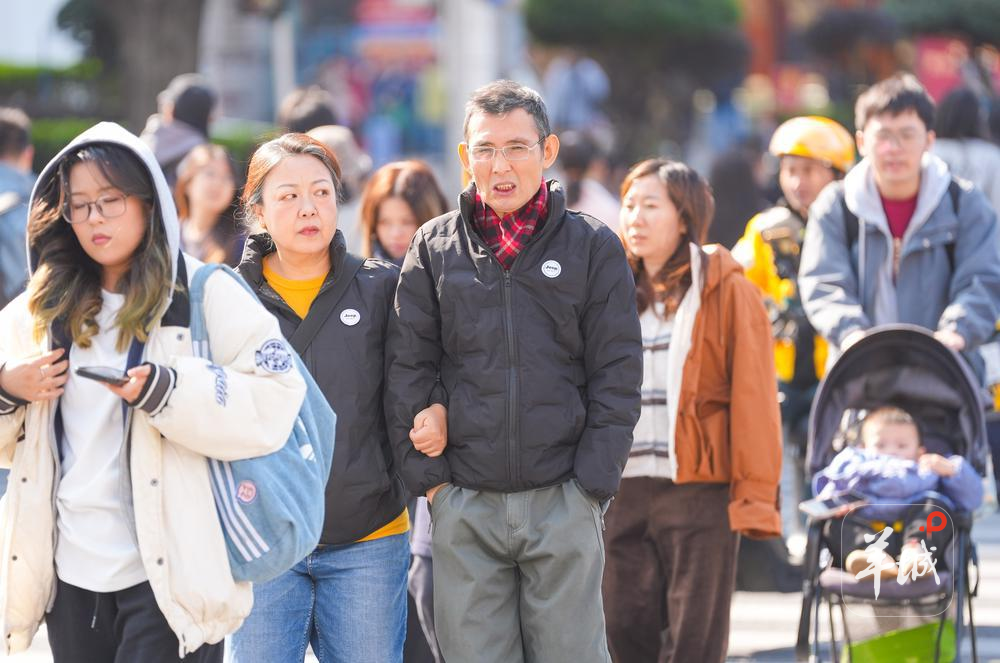 1月7日，广州市民穿厚衣在寒风中上街。羊城晚报记者 梁怿韬 摄