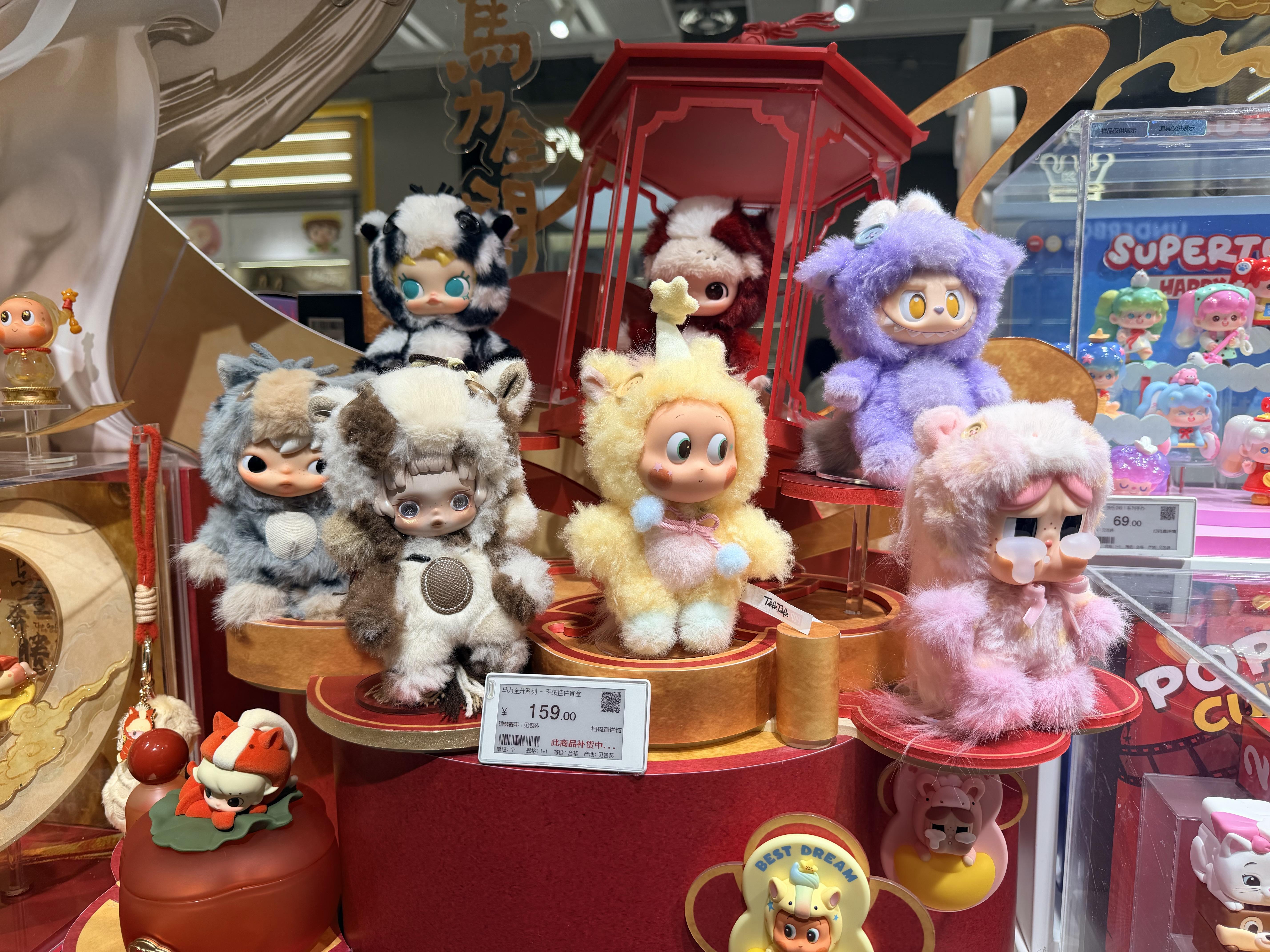  线下门店展示的“马力全开”毛绒挂件盲盒