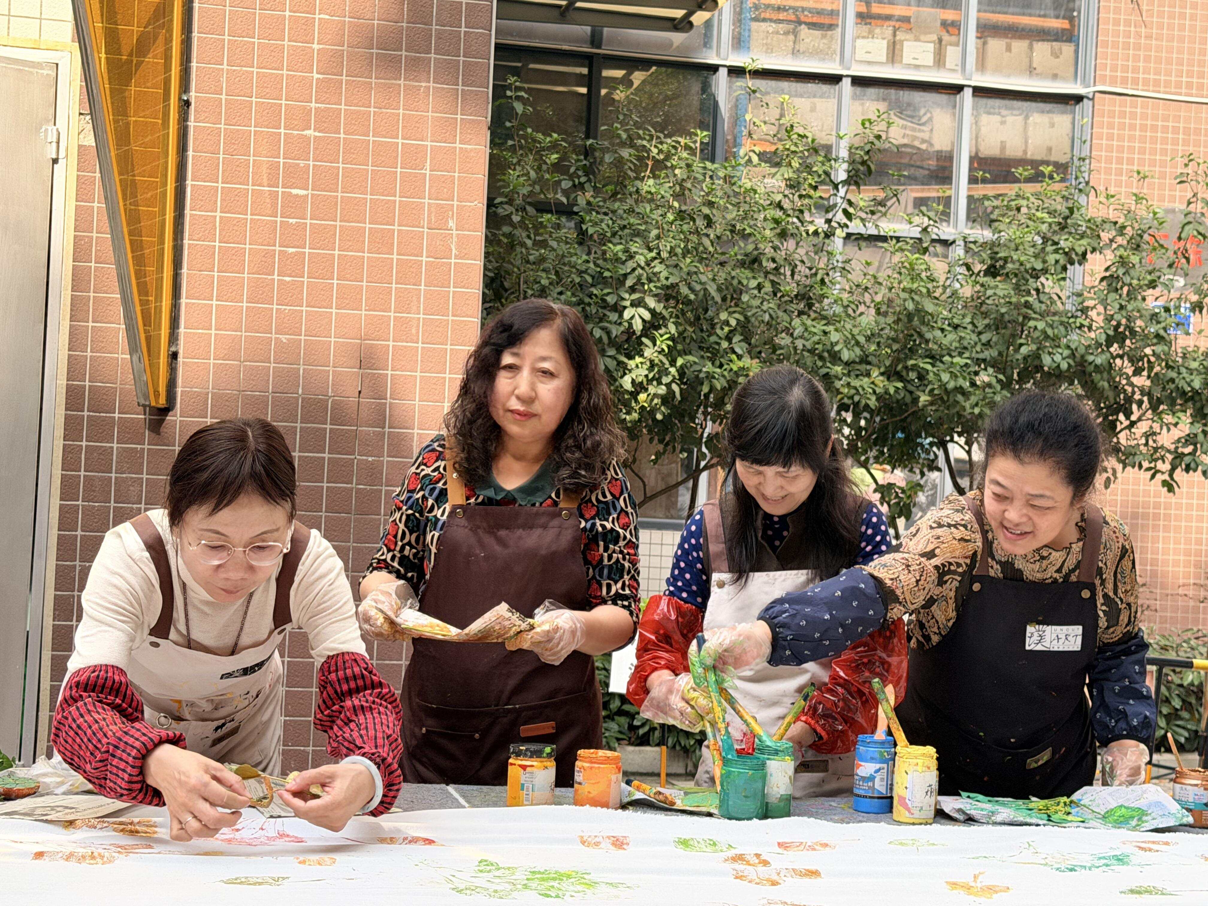  曾玲和一群妈妈们一起创作《厨房艺术家》（右一为曾玲）