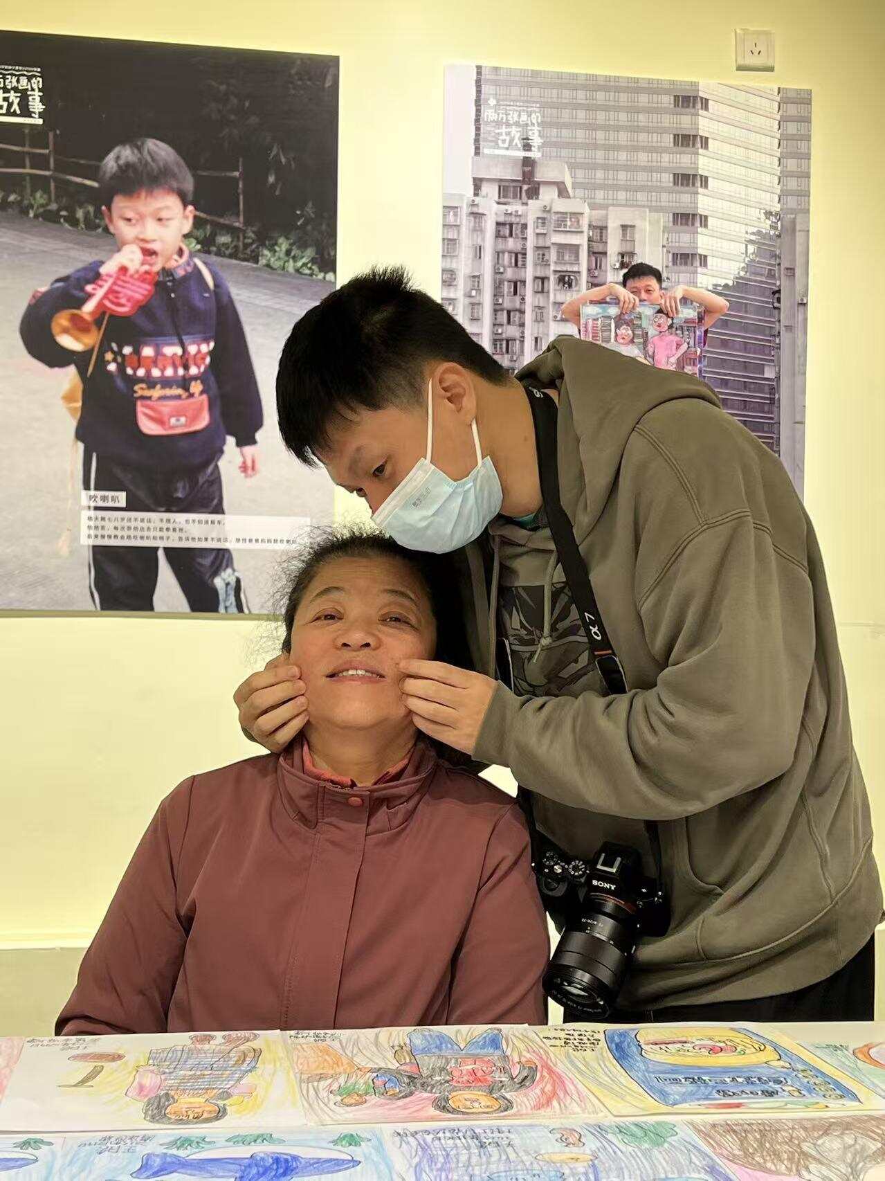  王皓和他的妈妈曾玲在一起学习绘画