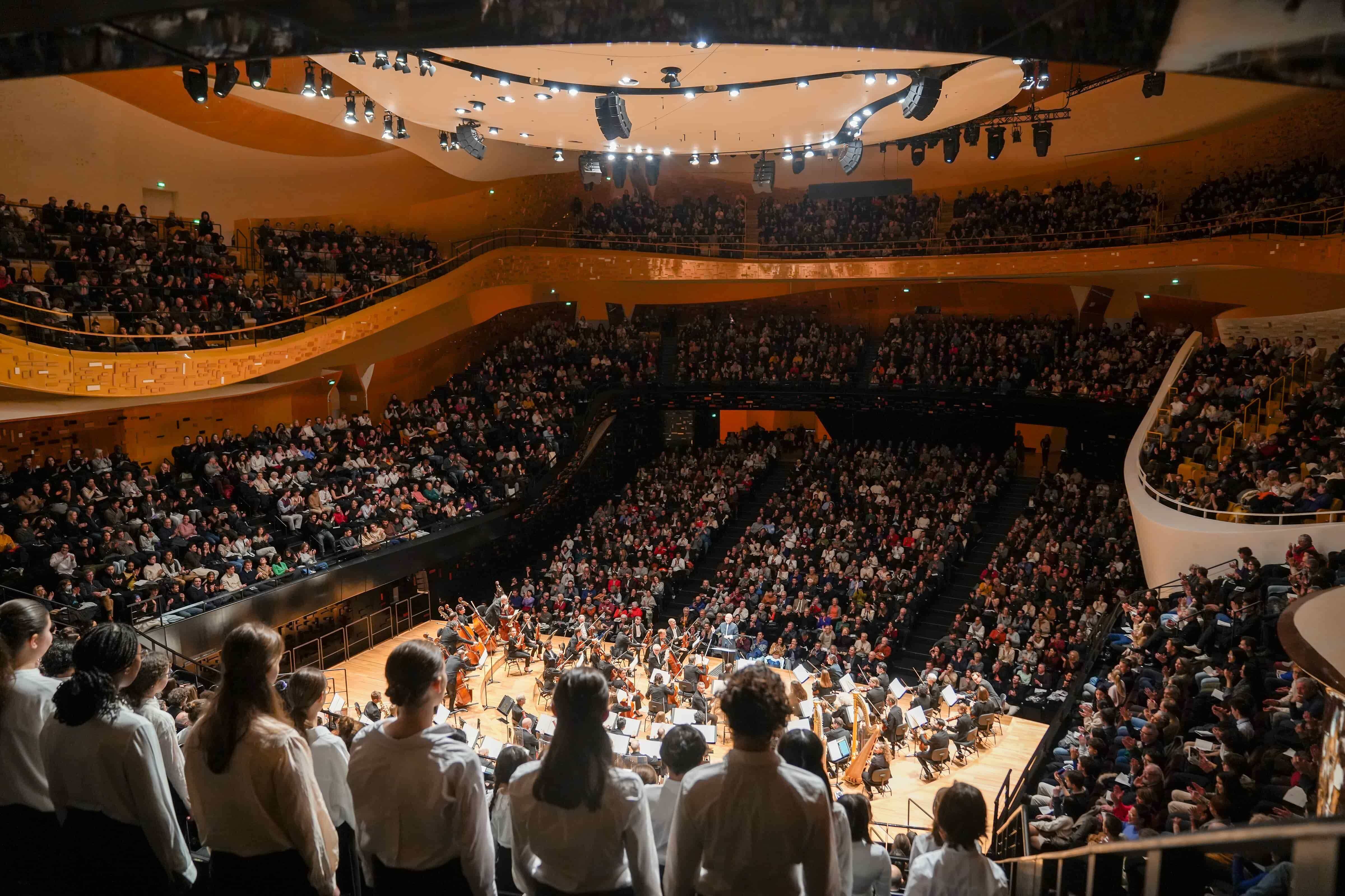 巴黎爱乐大厅座无虚席